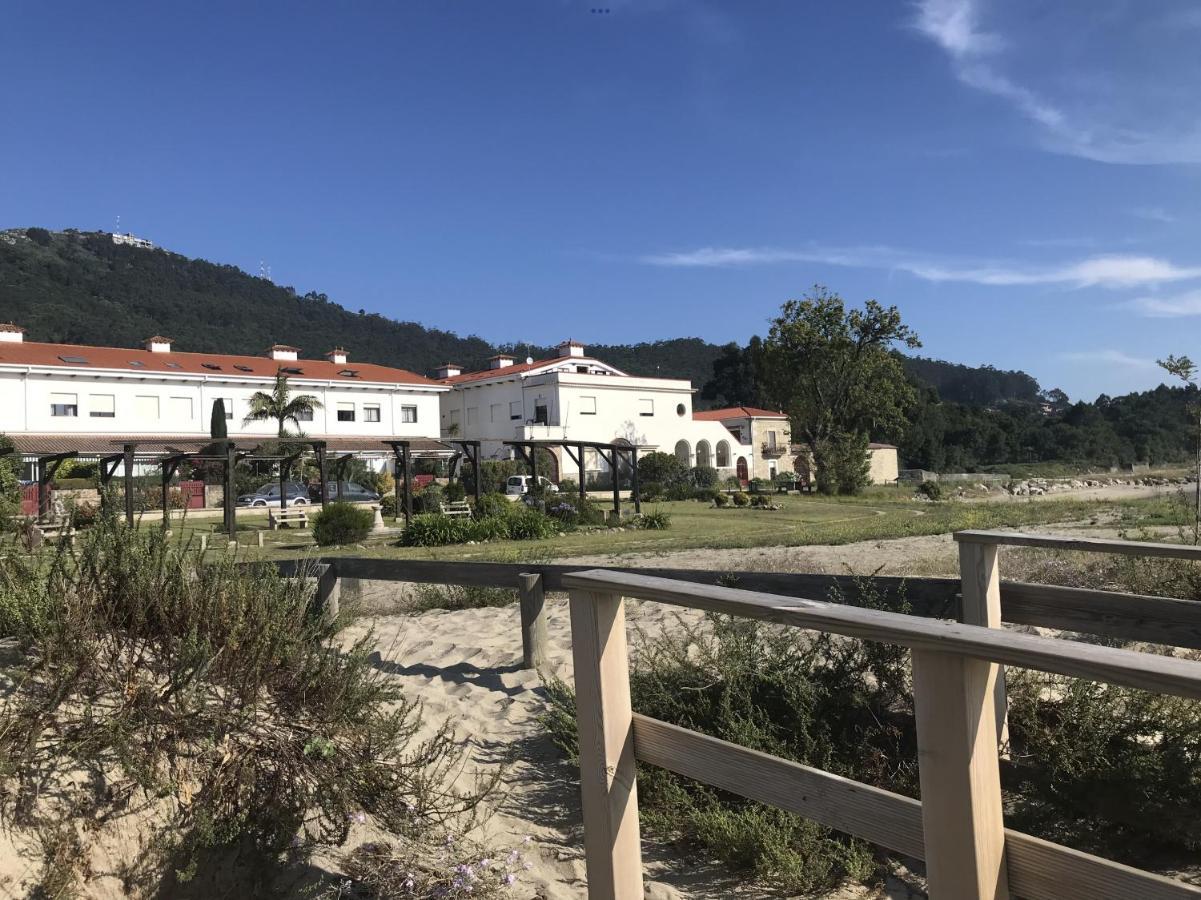 Apartamento en primera línea de playa A Guarda Exterior foto